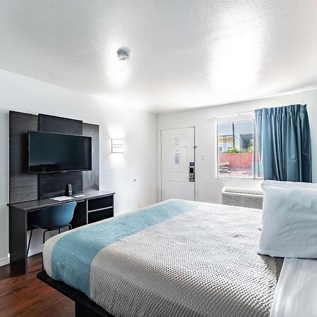 Motel 6 Tampa Near Fairgrounds - Casino Экстерьер фото