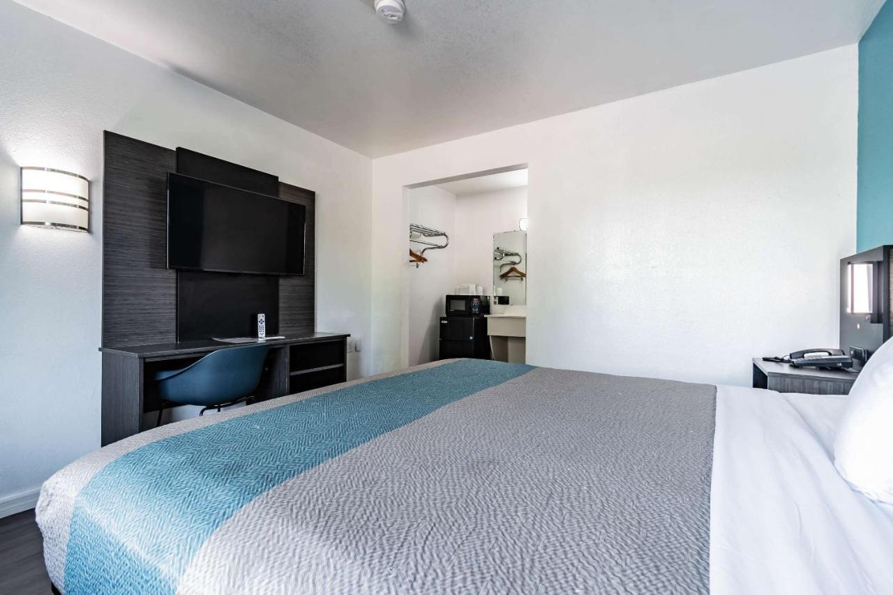 Motel 6 Tampa Near Fairgrounds - Casino Экстерьер фото