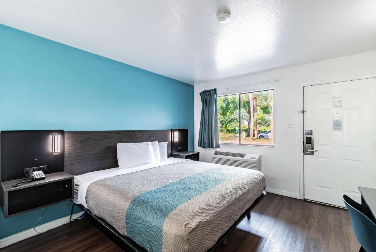 Motel 6 Tampa Near Fairgrounds - Casino Экстерьер фото