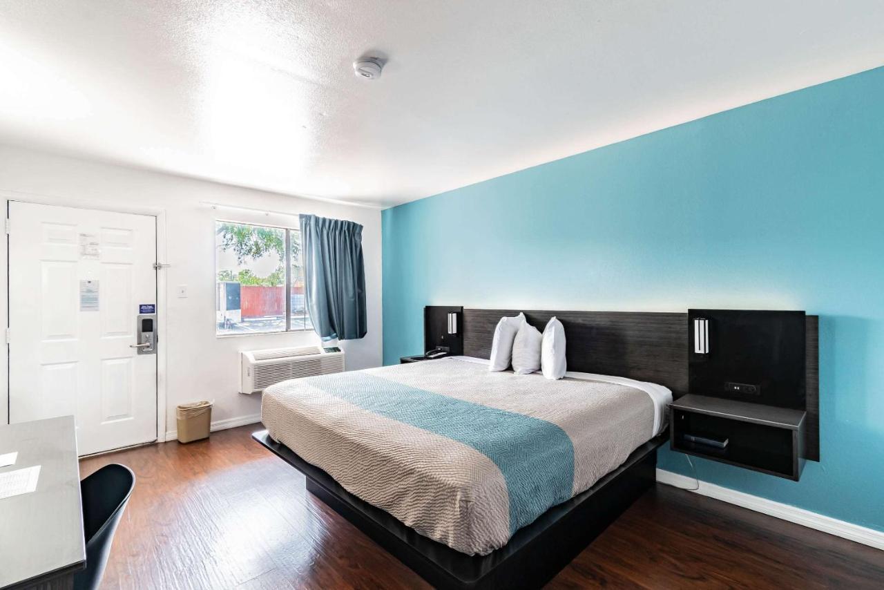 Motel 6 Tampa Near Fairgrounds - Casino Экстерьер фото