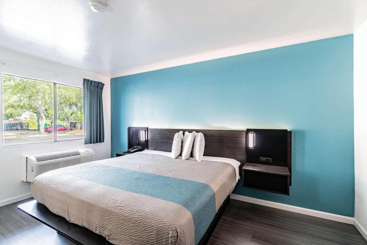 Motel 6 Tampa Near Fairgrounds - Casino Экстерьер фото