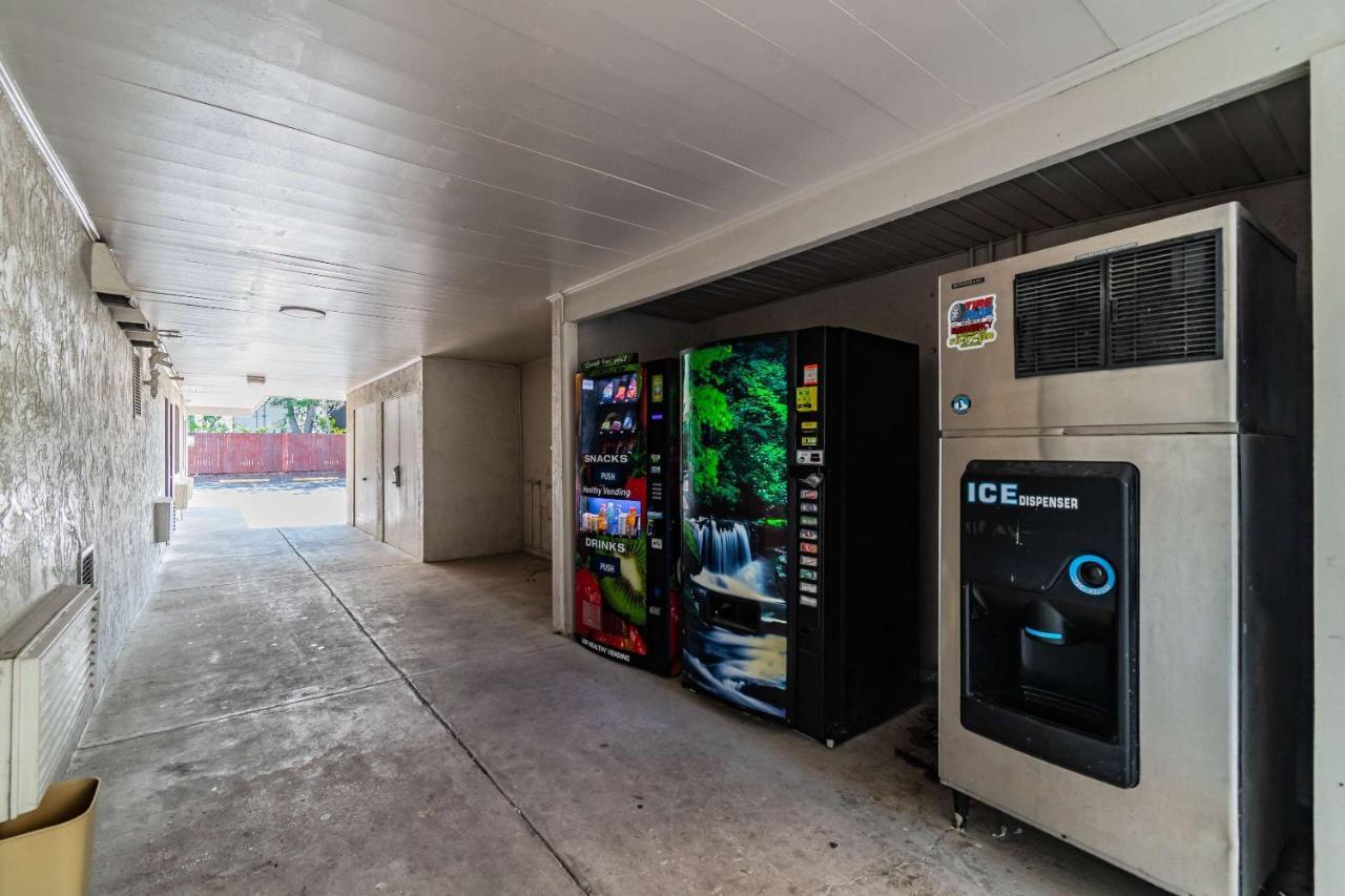 Motel 6 Tampa Near Fairgrounds - Casino Экстерьер фото
