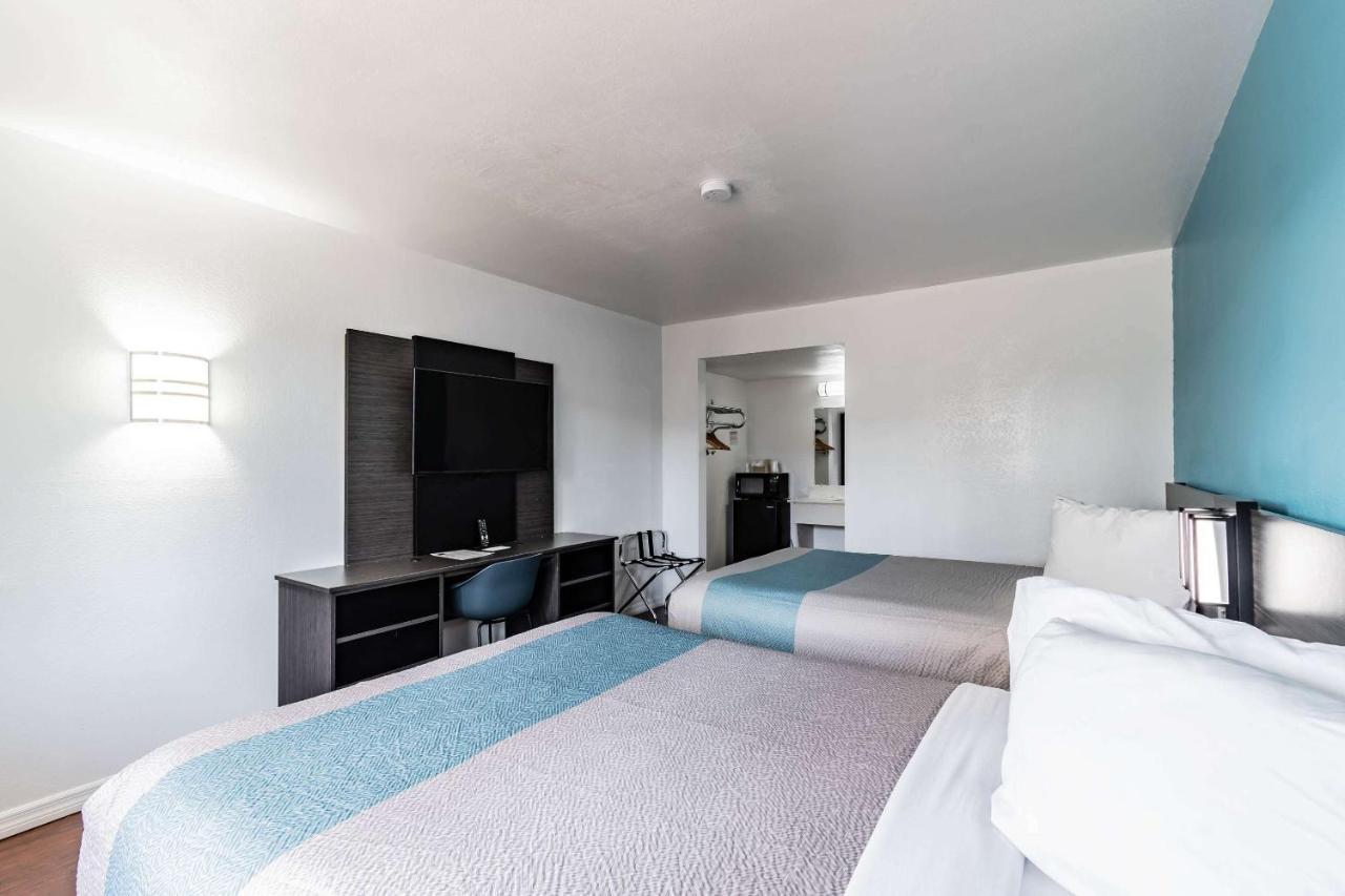 Motel 6 Tampa Near Fairgrounds - Casino Экстерьер фото