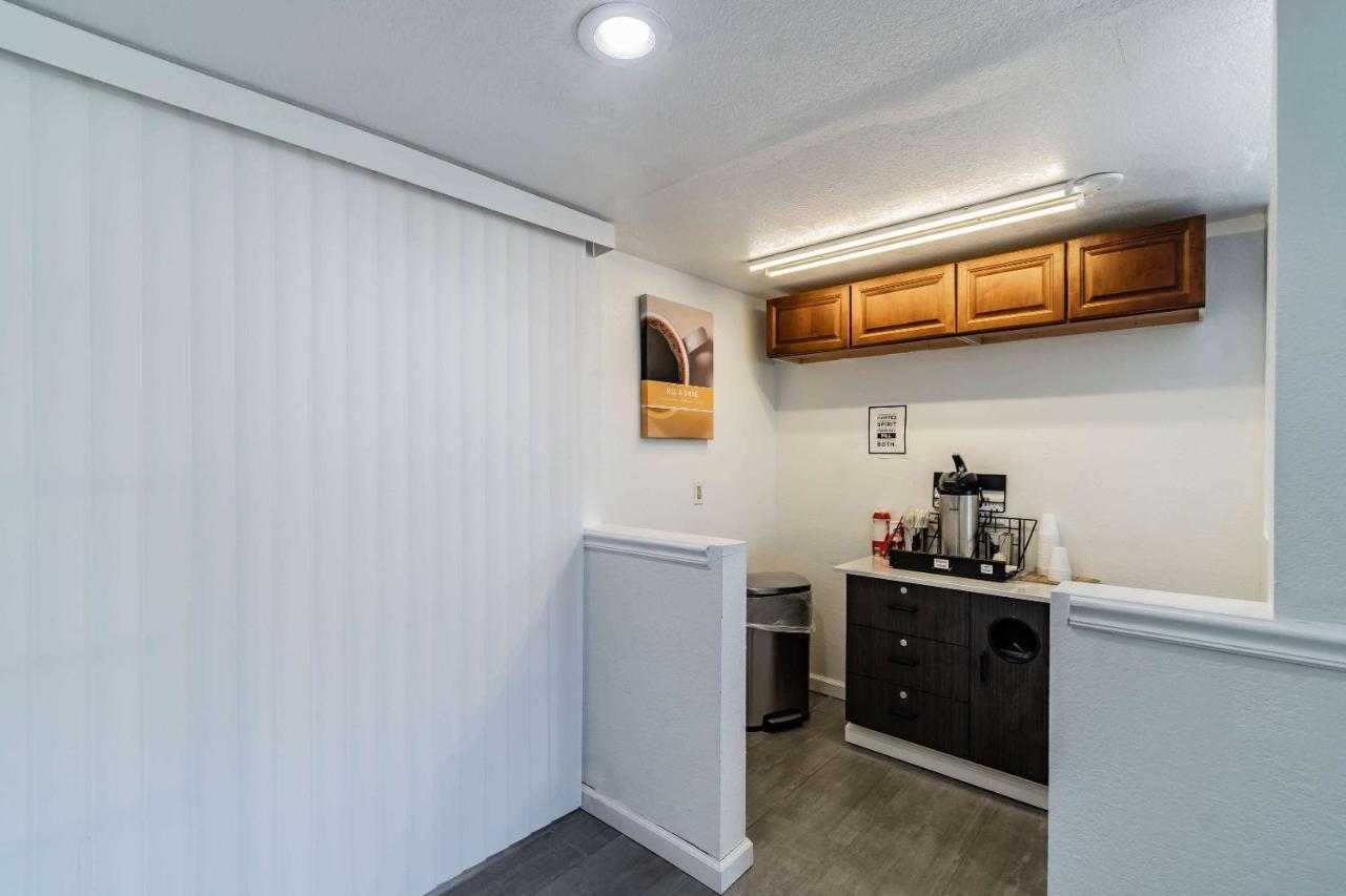 Motel 6 Tampa Near Fairgrounds - Casino Orient Park Экстерьер фото